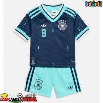 Camisa de Futebol Alemanha Leon Goretzka #8 Equipamento Secundário Infantil Mundo 2026 Manga Curta (+ Calças curtas)